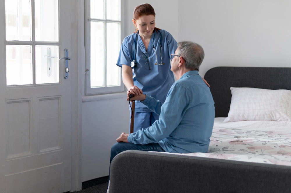 profissional de enfermagem atendendo paciente em casa, atendimento de enfermagem no home care